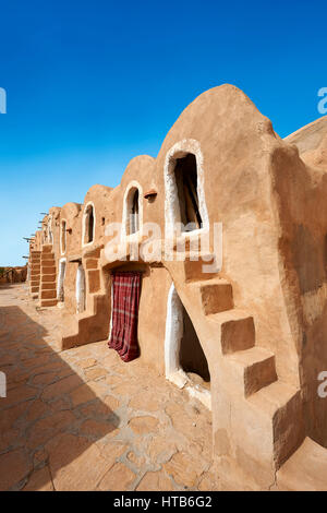 Il Sahara settentrionale ghorfa graneries storage della tradizionale berbera in mattoni di fango fortificate di Ksar Hedada o Hadada, vicino Tetouin, Tunisia, l'impostazione delle Foto Stock