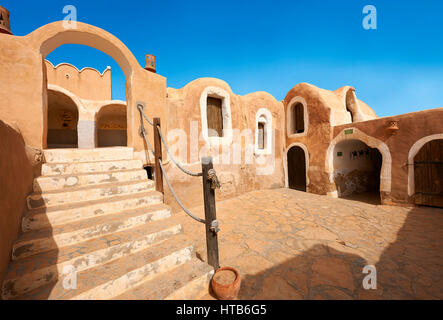 Il Sahara settentrionale ghorfa graneries storage della tradizionale berbera in mattoni di fango fortificate di Ksar Hedada o Hadada, vicino Tetouin, Tunisia, l'impostazione delle Foto Stock