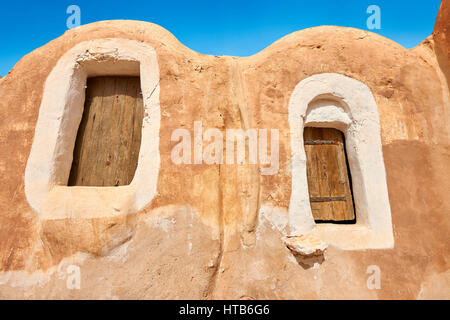 Il Sahara settentrionale ghorfa graneries storage della tradizionale berbera in mattoni di fango fortificate di Ksar Hedada o Hadada, vicino Tetouin, Tunisia, l'impostazione delle Foto Stock