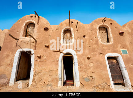 Il Sahara settentrionale ghorfa graneries storage della tradizionale berbera in mattoni di fango fortificate di Ksar Hedada o Hadada, vicino Tetouin, Tunisia, l'impostazione delle Foto Stock