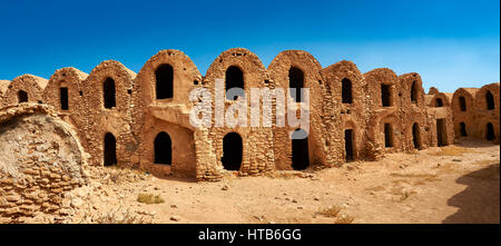 Il Sahara settentrionale ghorfa graneries storage della tradizionale berbera in mattoni di fango fortificate di Ksar Hedada o Hadada, vicino Tetouin, Tunisia, l'impostazione delle Foto Stock