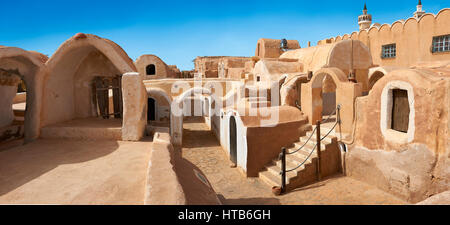 Il Sahara settentrionale ghorfa graneries storage della tradizionale berbera in mattoni di fango fortificate di Ksar Hedada o Hadada, vicino Tetouin, Tunisia, l'impostazione delle Foto Stock