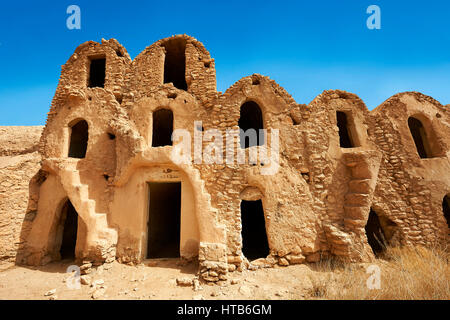 Il Sahara settentrionale ghorfa graneries storage della tradizionale berbera in mattoni di fango fortificate di Ksar Hedada o Hadada, vicino Tetouin, Tunisia, l'impostazione delle Foto Stock