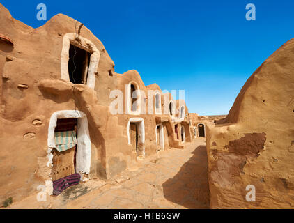 Il Sahara settentrionale ghorfa graneries storage della tradizionale berbera in mattoni di fango fortificate di Ksar Hedada o Hadada, vicino Tetouin, Tunisia, l'impostazione delle Foto Stock