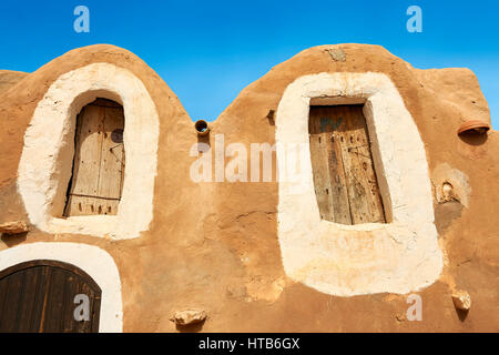 Il Sahara settentrionale ghorfa graneries storage della tradizionale berbera in mattoni di fango fortificate di Ksar Hedada o Hadada, vicino Tetouin, Tunisia, l'impostazione delle Foto Stock