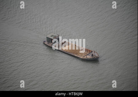 09.08.2012, Pyongyang, Corea del nord - una chiatta è visto sul fiume taedong in Corea del nord capitale Pyongyang. Foto Stock