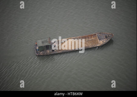 09.08.2012, Pyongyang, Corea del nord - una chiatta è visto sul fiume taedong in Corea del nord capitale Pyongyang. Foto Stock