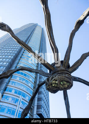 Maman, un bronzo e marmo scultura di un ragno dall'artista Louise Bourgeois, alla base dei Mori Tower, Roppongi Hills, Tokyo. Foto Stock