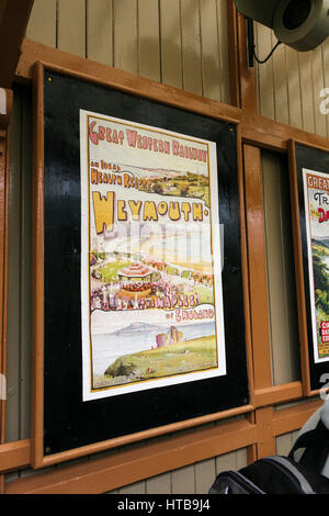 Vecchio Great Western Railway poster sul bordo a Buckfastleigh stazione ferroviaria su conserve di South Devon railway Foto Stock