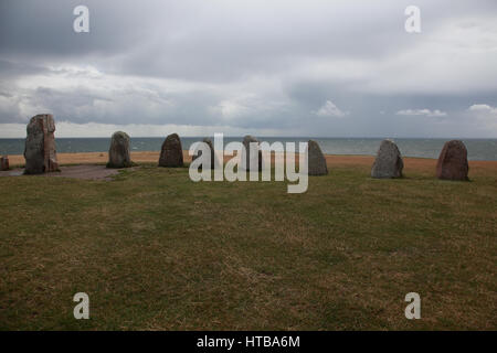 Parte di ale di pietre, megalitico di una nave di pietra a Kåseberga, Scania, sulla costa baltica, Svezia meridionale Foto Stock
