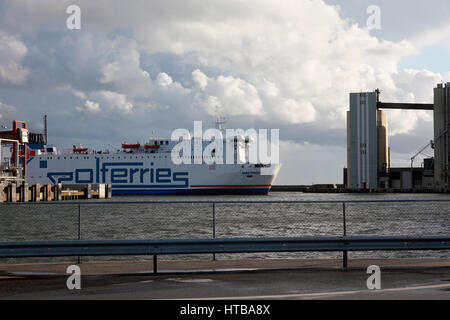 Il traghetto roro Baltivia arrivando a Ystad porto sul Baltico meridionale della costa svedese Foto Stock