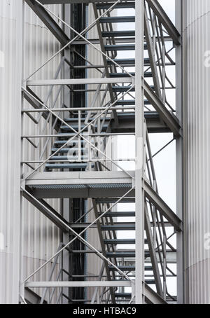 Via di fuga in un edificio industriale via esterno scale di metallo Foto Stock