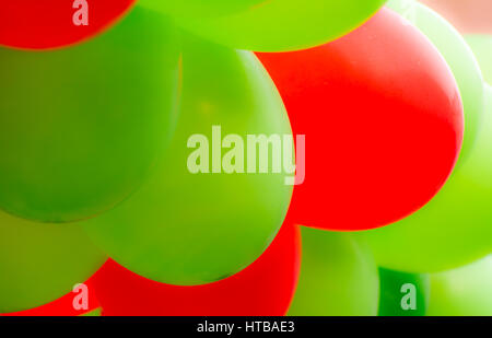 Un grappolo di palloncini colorati con il fuoco selettivo Foto Stock