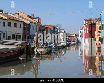 Burano, Venezia : Acqua alta sul Burano è un'isola della Laguna Veneta vicino Venezia Foto Stock