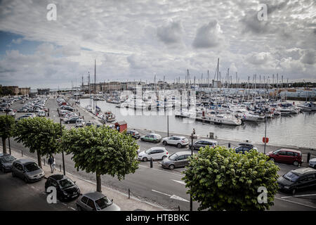 SAINT MALO, Francia - luglio 1, 2015: Yacht porto vicino alla città vecchia. Foto Stock