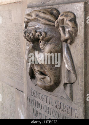 Denontie secernono, cassetta postale per le denunce segrete presso il Palazzo dei Dogi di Venezia, Italia Foto Stock