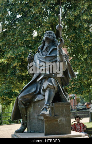 Johannes Hevelius, tenendo astrolabio, statua svelata nel 2006 da Jan Szczypka, in Gdansk, Pomerania, Polonia Foto Stock