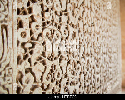 Un deail di un elaborato carving a la Alhambra Fort moresco di Granada, Spagna. Foto Stock