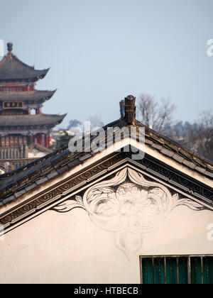 Blu dipinti dai toni tipici della tradizionale architettura Bai a Dali, Cina. Foto Stock