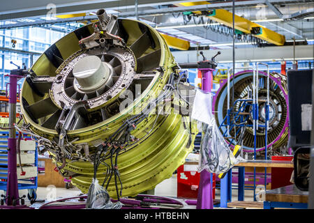 Motore aereo durante la manutenzione in un magazzino Foto Stock