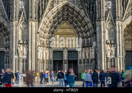 Ingresso principale del Duomo di Colonia, facciata ovest, gente di fronte al duomo di Colonia, nella Renania settentrionale-Vestfalia, Germania Foto Stock