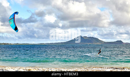 Kailua, Hawaii, Stati Uniti d'America - 30 Luglio 2016: un uomo non identificato kitesurfs nella prima mattinata a Kailua Bay nelle Hawaii Foto Stock