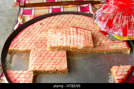 Sheki Halva sul mercato. Tipo speciale di baklava chiamato halva. Dessert orientale, realizzata dal miele, noci o semi. Azerbaigian Foto Stock