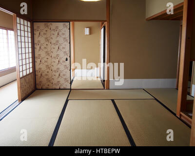 Interno di un tradizionale edificio Giapponese con tatami e scorrimento delle porte della carta in Kyoto. Foto Stock