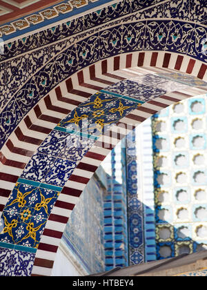 Un dettaglio delle piastrelle colorate Cupola della Roccia moschea a Gerusalemme, Israele. Foto Stock