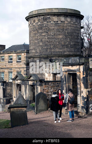 I turisti che visitano la vecchia Calton Sepoltura su Calton Hill, Edimburgo, Scozia, Regno Unito. Foto Stock