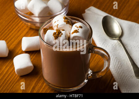 Cioccolata calda con marshmallow in tazza di vetro Foto Stock