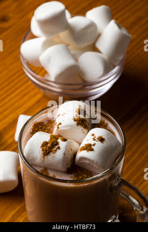Cioccolata calda con marshmallow in tazza di vetro Foto Stock