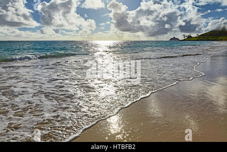 Exotic Tropical Island Beach a sunrise in Hawaii Foto Stock