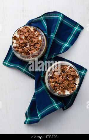 Italiano tradizionale dessert Tiramisu in vetro con il cioccolato Foto Stock