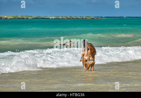 Kailua, Hawaii, Stati Uniti d'America - 1 Agosto 2026: le donne non identificato giocare sulle rive della Kailua Beach Foto Stock