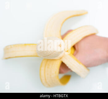 Spazzolato mature banana dolce in mano Foto Stock