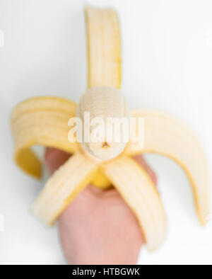 Ripe banana dolce in mano femmina Foto Stock