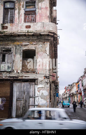 L'Avana, Cuba il 12 gennaio 2016: Grigio oldtimer di fronte all età della facciata di un edificio residenziale nella Habana Vieja Foto Stock
