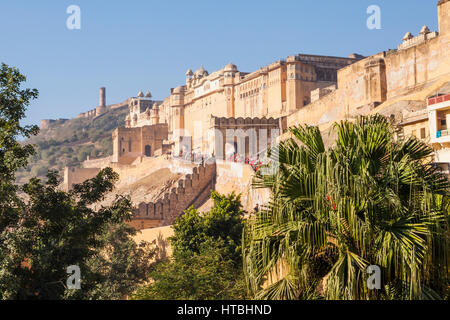 Amer Palace al mattino con gli elefanti che trasportano i turisti fino alle rampe e attraverso le molteplici porte al palazzo, Amer, Rajasthan, India. Foto Stock