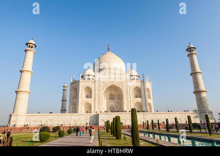 Il Taj Mahal di Agra, India con turisti circa di fresatura. Foto Stock