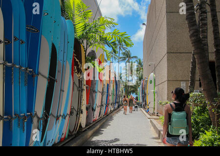 Passeggiando per Wakiki Beach si trova a Honolulu, Hawaii che ha considerato come uno dei migliori isole del mondo. spiagge meravigliose, incredibili meteo Foto Stock