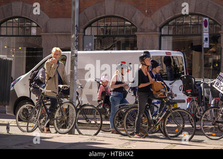COPENHAGEN, Danimarca - 5 Settembre: i ciclisti in attesa di luce verde nella centrale piazza Gammeltorv e Caritas Fontana Copenhagen DANIMARCA Europa sul set Foto Stock