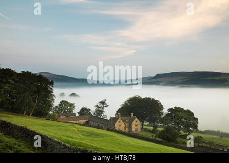 Sala Offerton sopra la nebbia nella valle del Derwent sotto, picchi Derbyshire District, England, Regno Unito Foto Stock