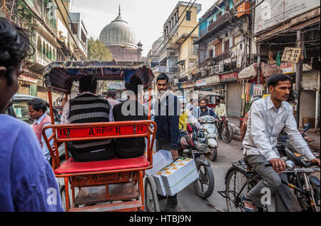 Una vista verso il basso Chawri Bazar Rd in Chandni Chouk, Vecchia Delhi, India. Foto Stock