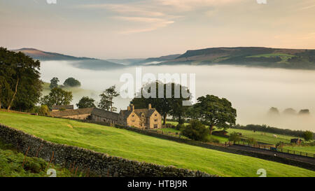 Sala Offerton sopra la nebbia nella valle del Derwent sotto, picchi Derbyshire District, England, Regno Unito Foto Stock