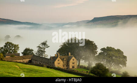 Sala Offerton sopra la nebbia nella valle del Derwent sotto, picchi Derbyshire District, England, Regno Unito Foto Stock