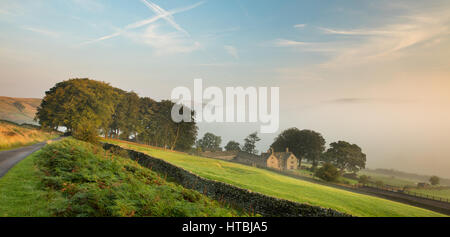 Sala Offerton sopra la nebbia nella valle del Derwent sotto, picchi Derbyshire District, England, Regno Unito Foto Stock