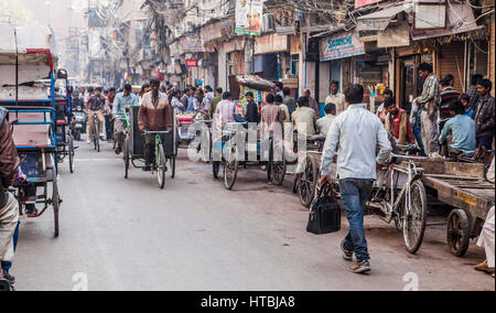 Una scena di strada in Chandni Chowk, uno dei più antichi e più trafficati Mercati di Delhi, India. Foto Stock