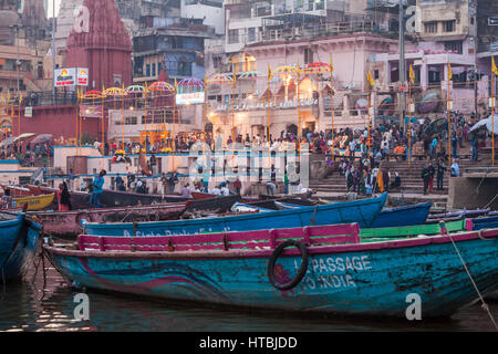 Serata di Varanasi, India lungo il porto sul fiume Gange. Foto Stock