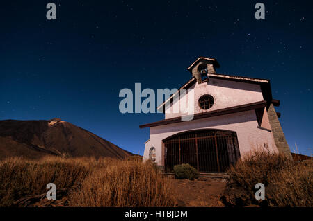 Hermitage Ermita de las Nieves chiesa cappella con il Monte Teide e stelle in background di notte, Tenerife, Isole Canarie Foto Stock